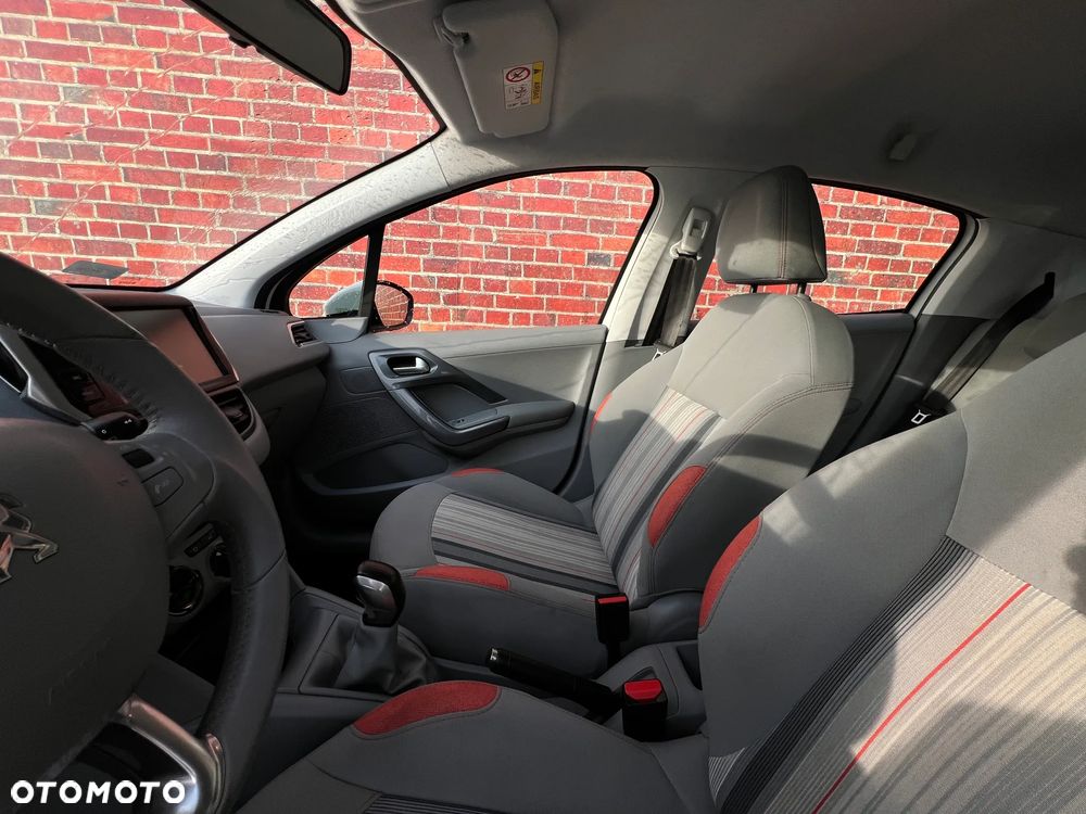 Peugeot 208 - 12