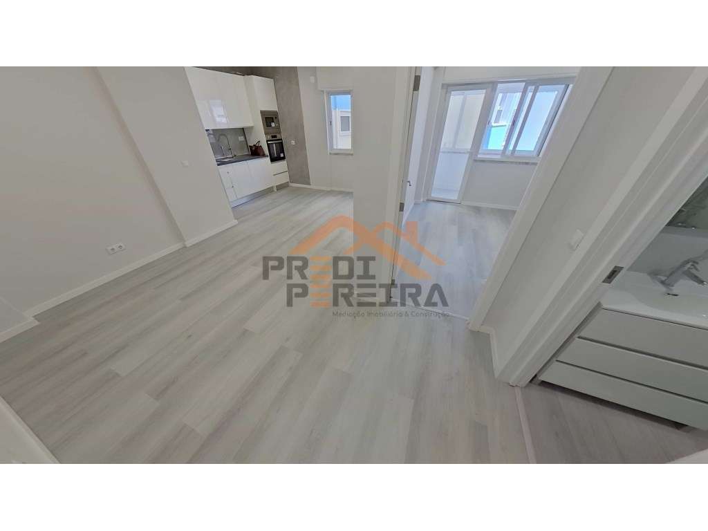 Situado no centro da Amadora. T1 com varanda, remodelado. - Grande imagem: 3/26