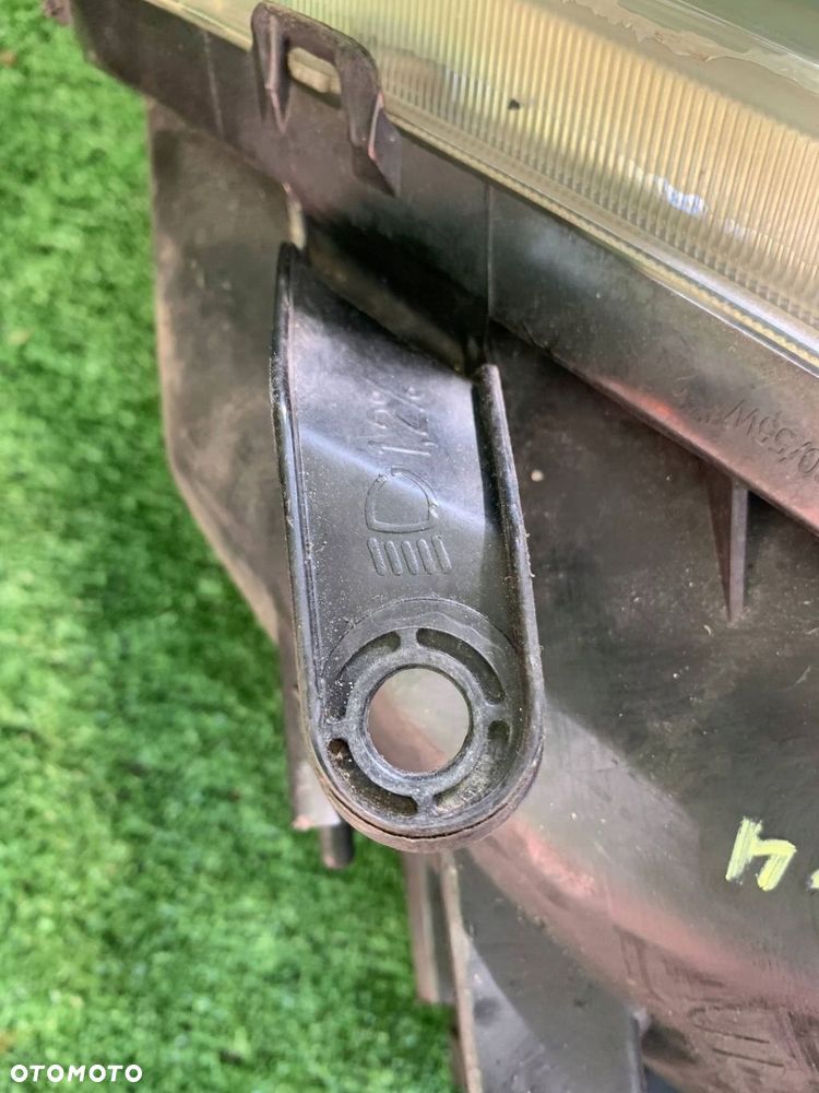 Lampa przód przednia prawa Toyota RAV 4 II XA20 Europa WWA - 9