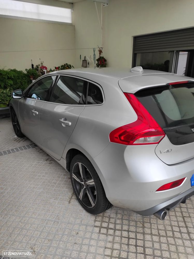 Volvo V40 2.0 D2 R-Design - 4