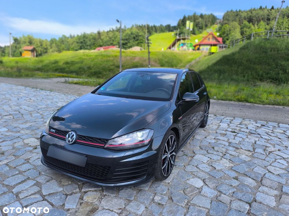 Volkswagen Golf - 1