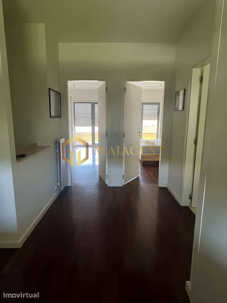 Elegante T2 Duplex Renovado junto da Praia com Varandas e Garagem - Grande imagem: 2/8