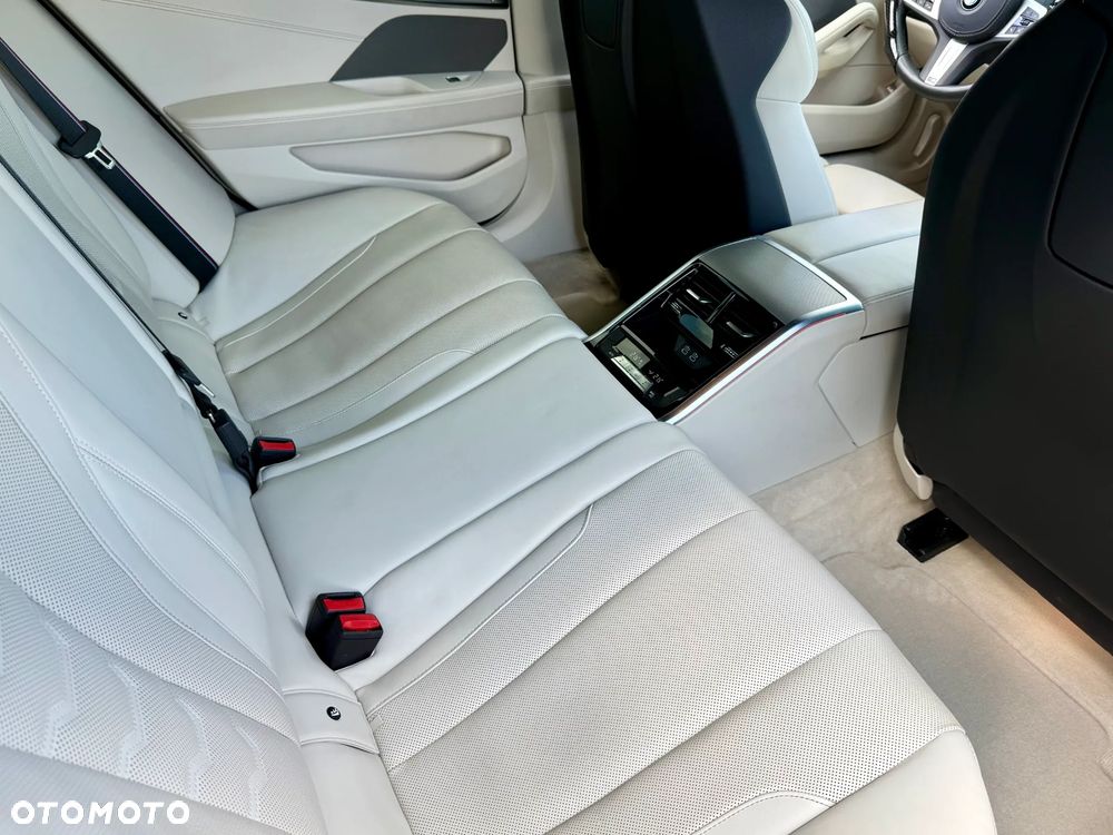 BMW Seria 8 840d xDrive mHEV - 23