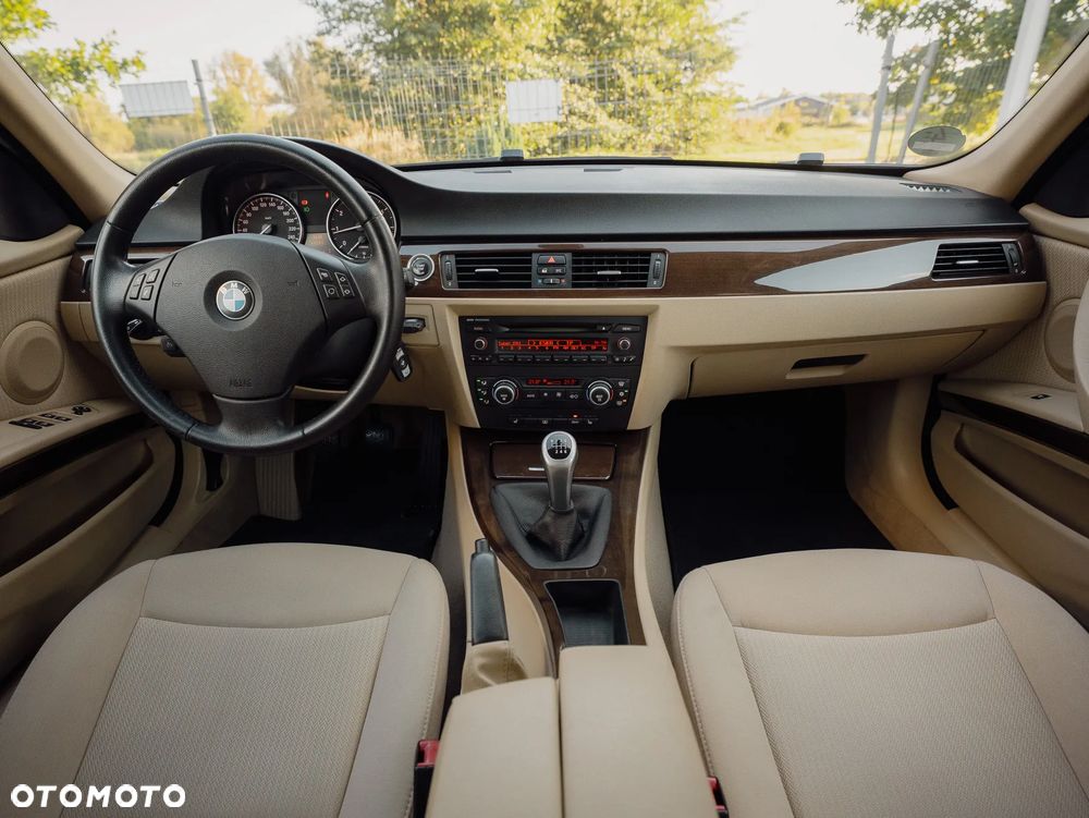 BMW Seria 3 318i - 25