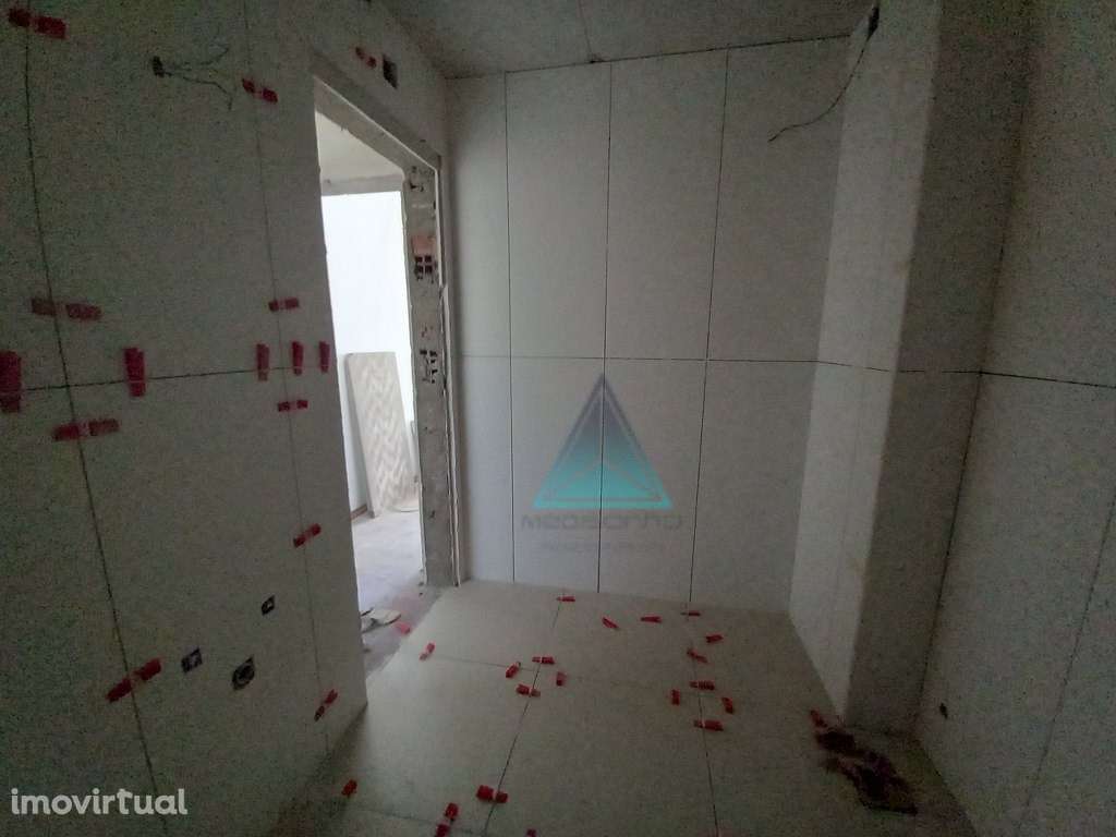 Apartamento T2 Totalmente Remodelado em Setúbal - Bairro Afonso Costa - Grande imagem: 2/35