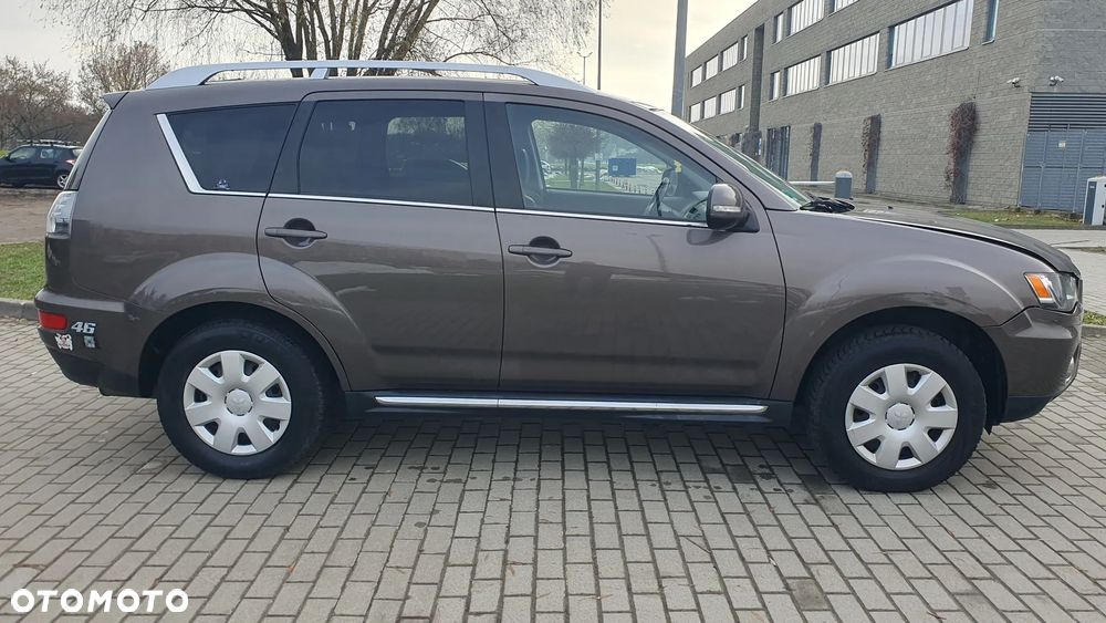 Mitsubishi Outlander - 2