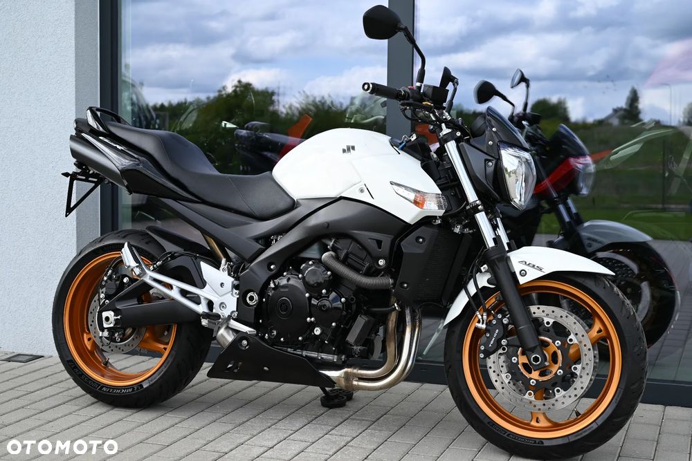 Suzuki GSR - 41