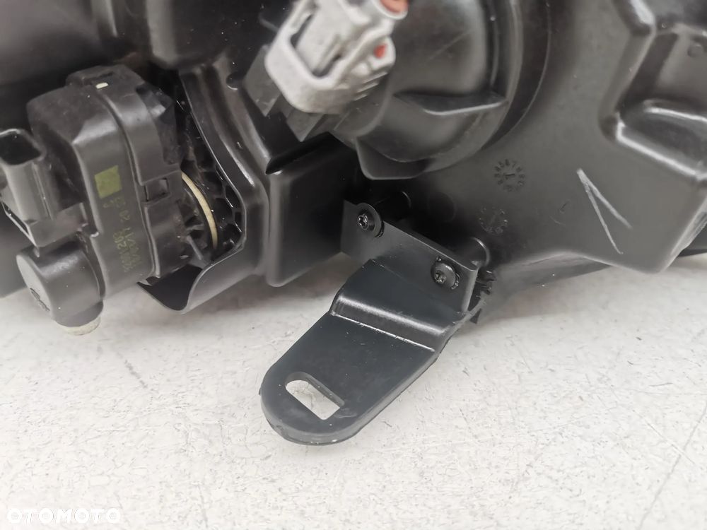 Lampa przednia prawa Nissan Qashqai J11 - 14