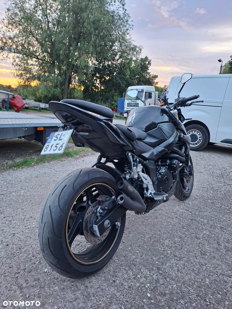 Suzuki GSR - 8