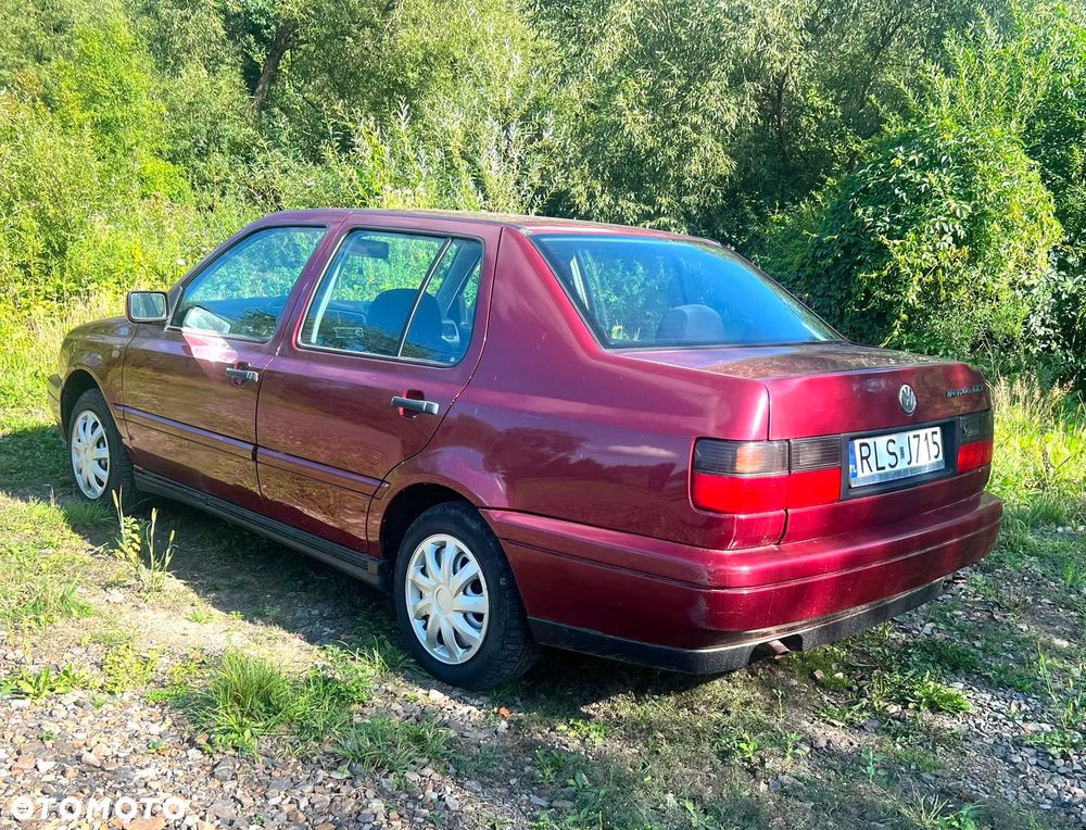 Volkswagen Vento 1.6 GL - 2