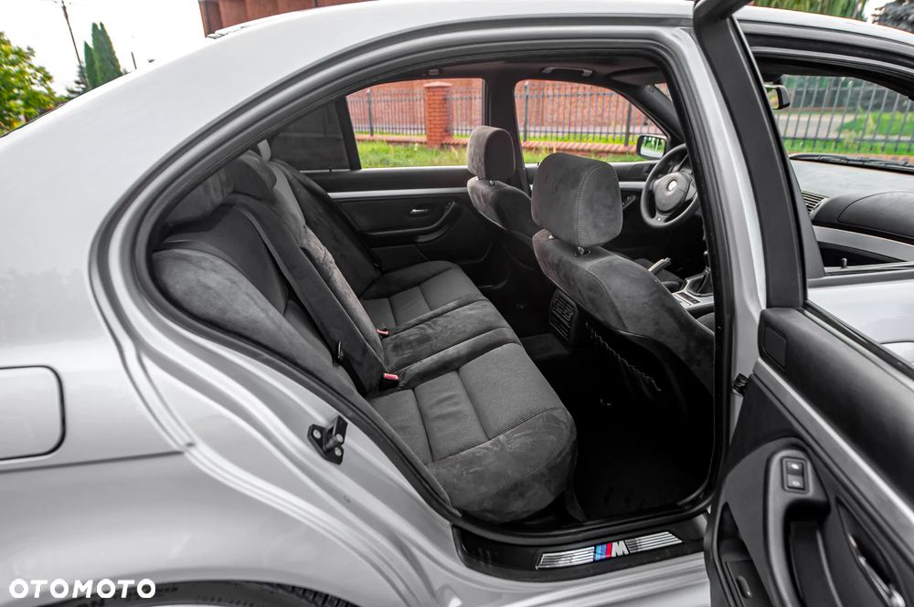 BMW Seria 5 523i - 24