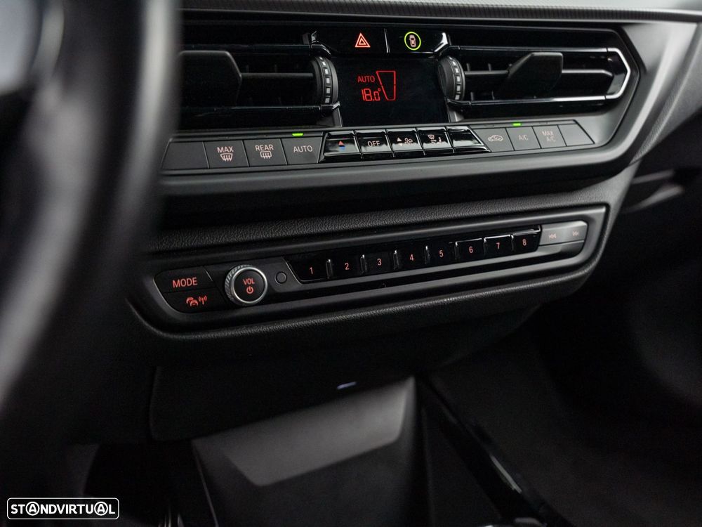 BMW 118 i Pack Desportivo M Auto - 26
