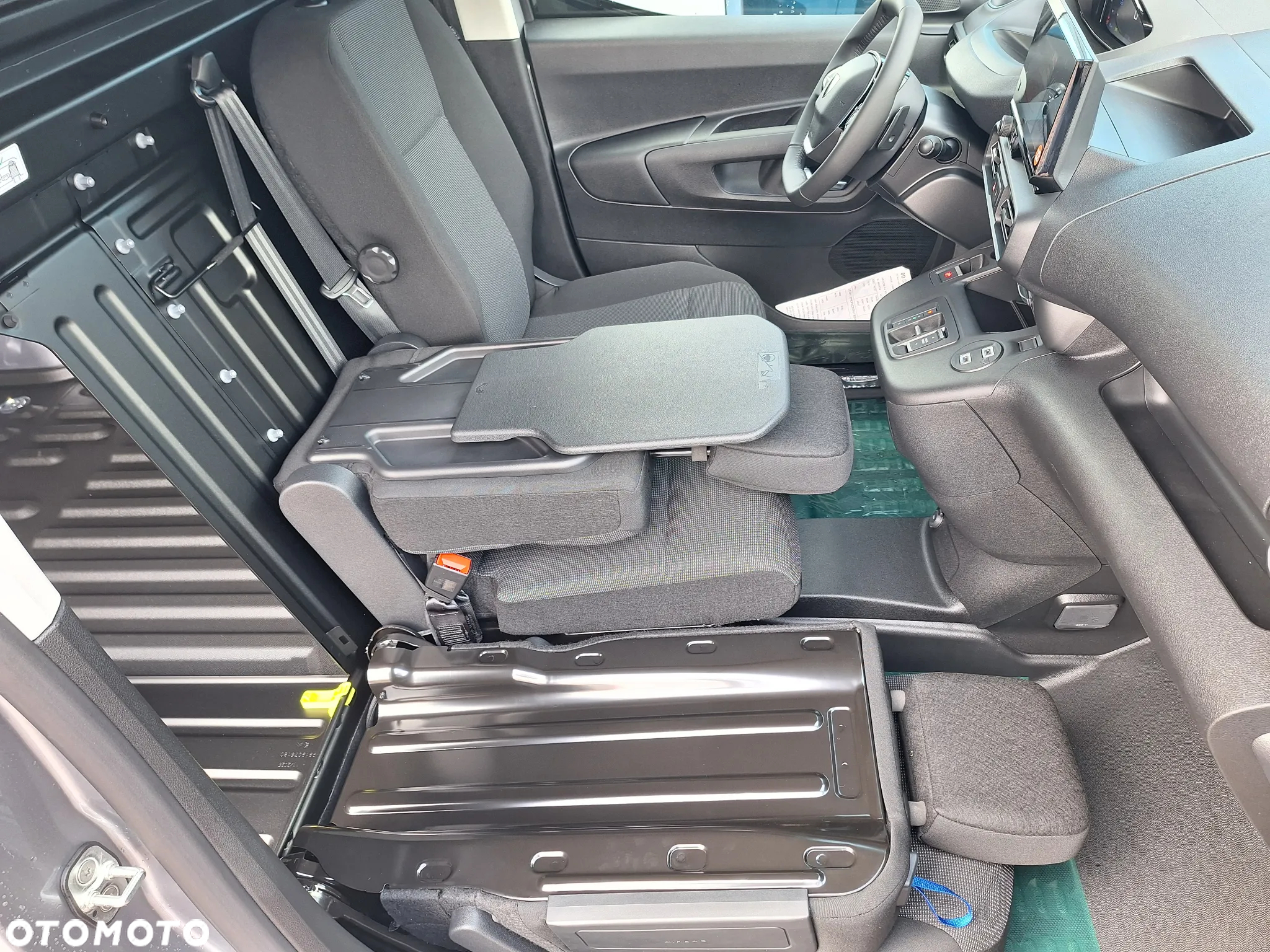 Peugeot Partner Furgon Long 950kg BlueHDi 130 KM S&S EAT8 - 12