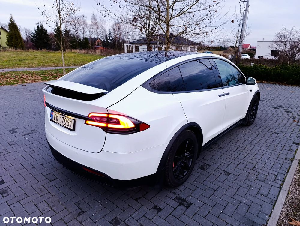 Tesla Model X - 9