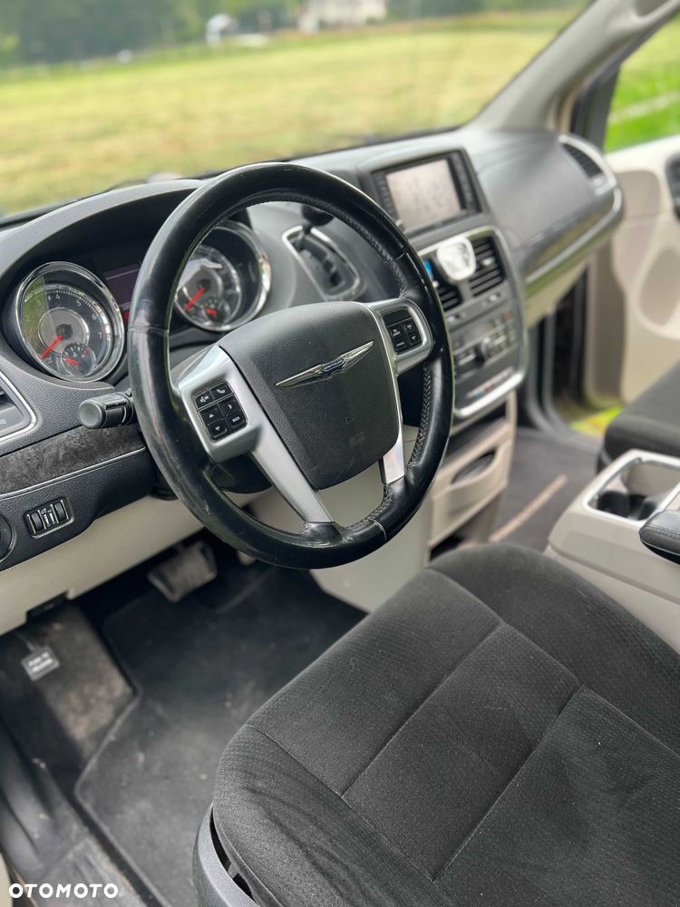 Chrysler Town & Country - 4