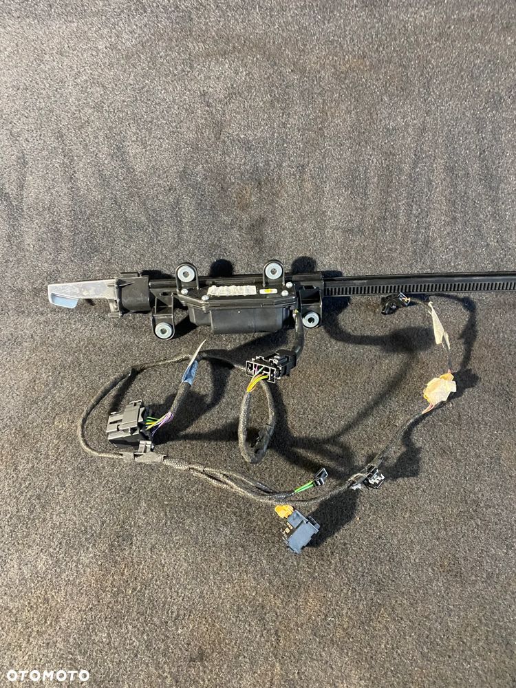 AUDI A5 8W podajnik pasa bezpieczeństwa 8W6857759 8W6857760 - 1