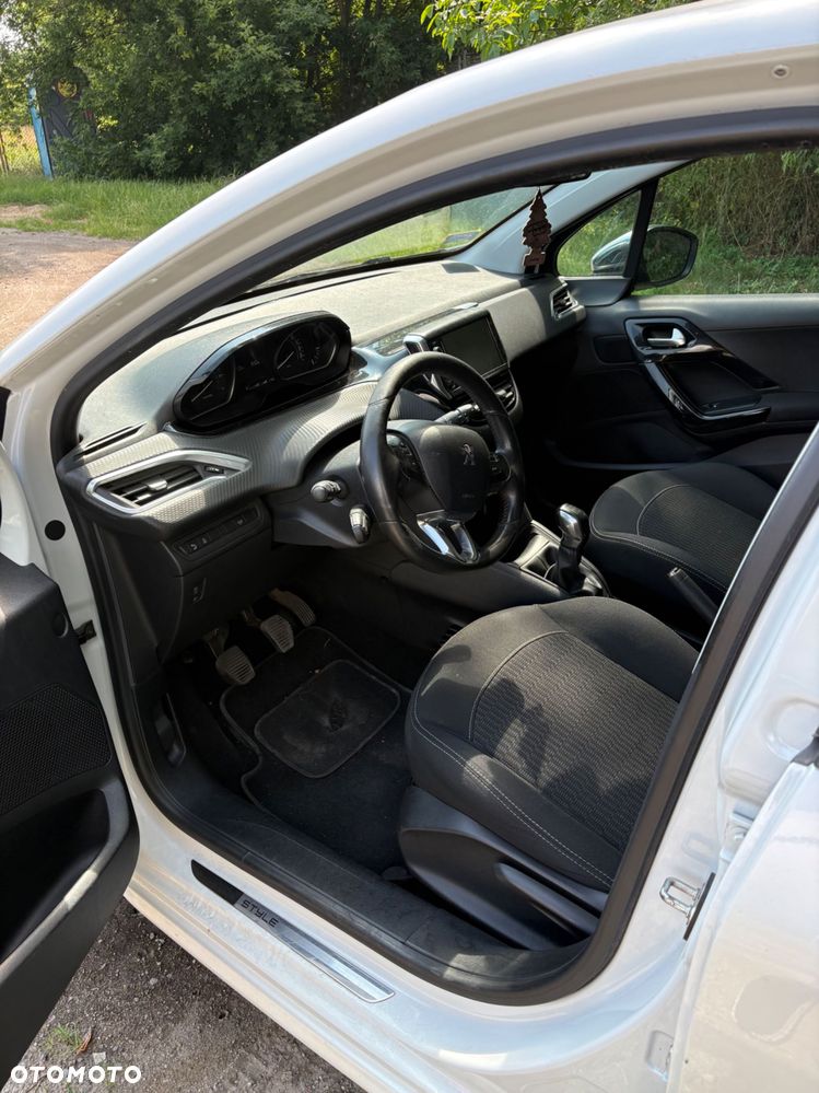 Peugeot 208 - 5