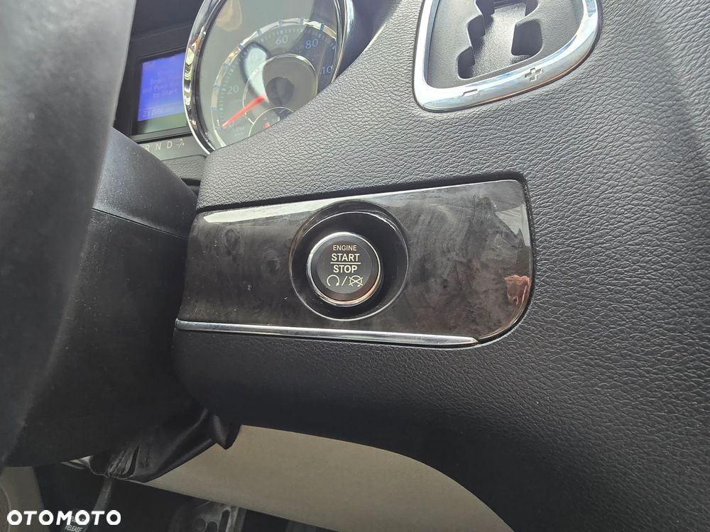 Chrysler Town & Country - 21