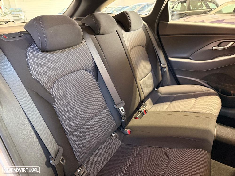 Hyundai i30 1.6 CRDI Comfort+Navi - 24