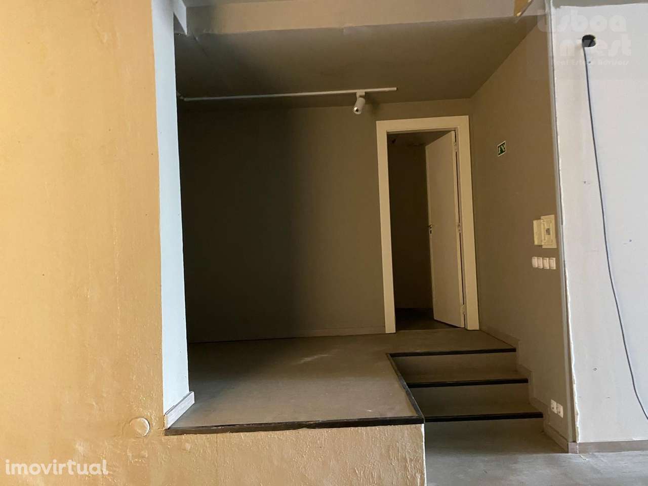 Loja em bom estado, com grandes montras, pé direito de 3,2m - Grande imagem: 4/13