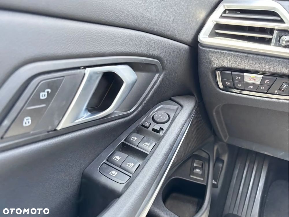 BMW Seria 3 320i xDrive M Sport - 16