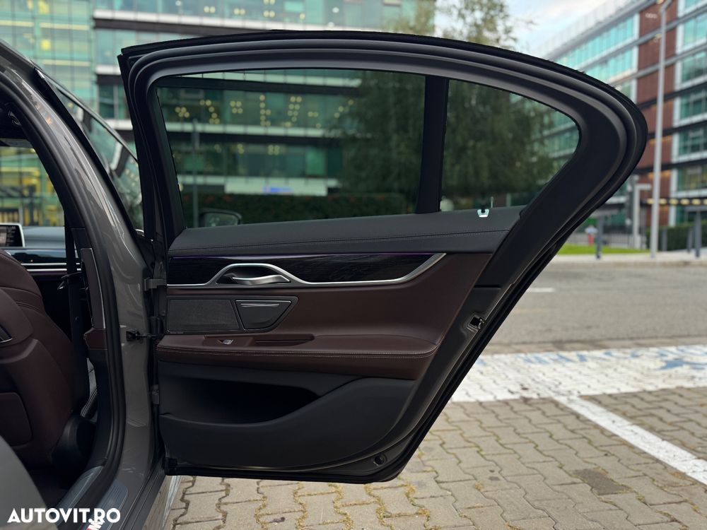 BMW Seria 7 745e - 32