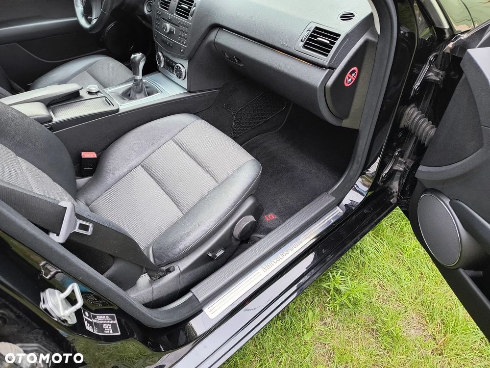 Mercedes-Benz Klasa C 180 CGI BlueEff Avantgarde - 24