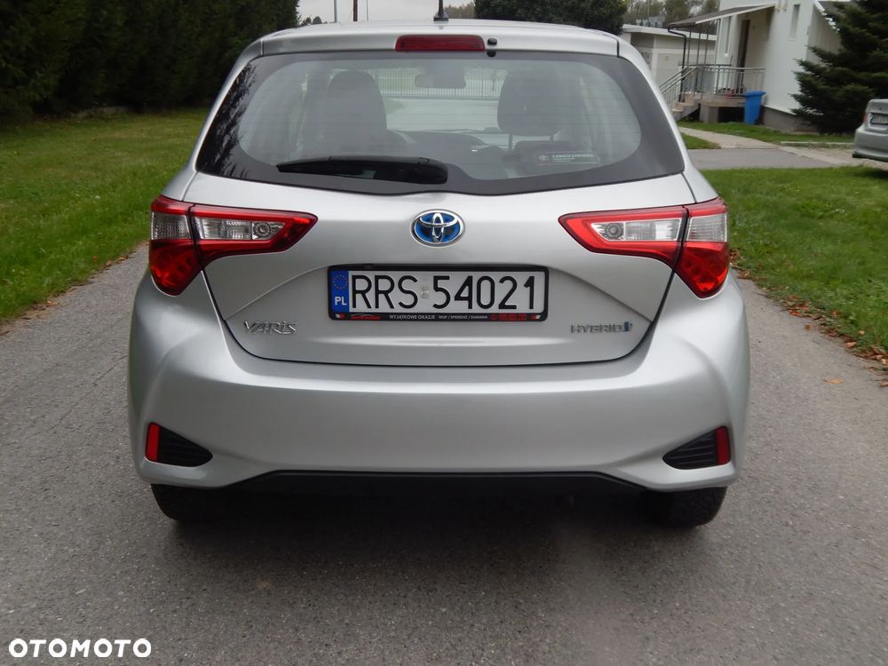 Toyota Yaris Hybrid 100 Premium - 10