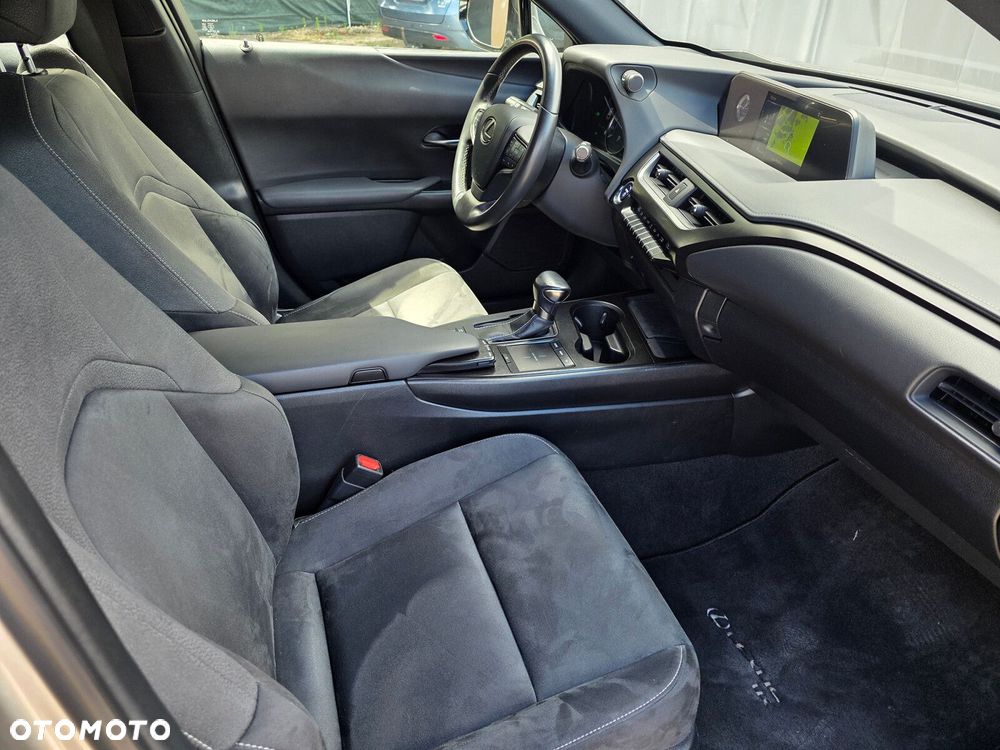 Lexus UX - 12