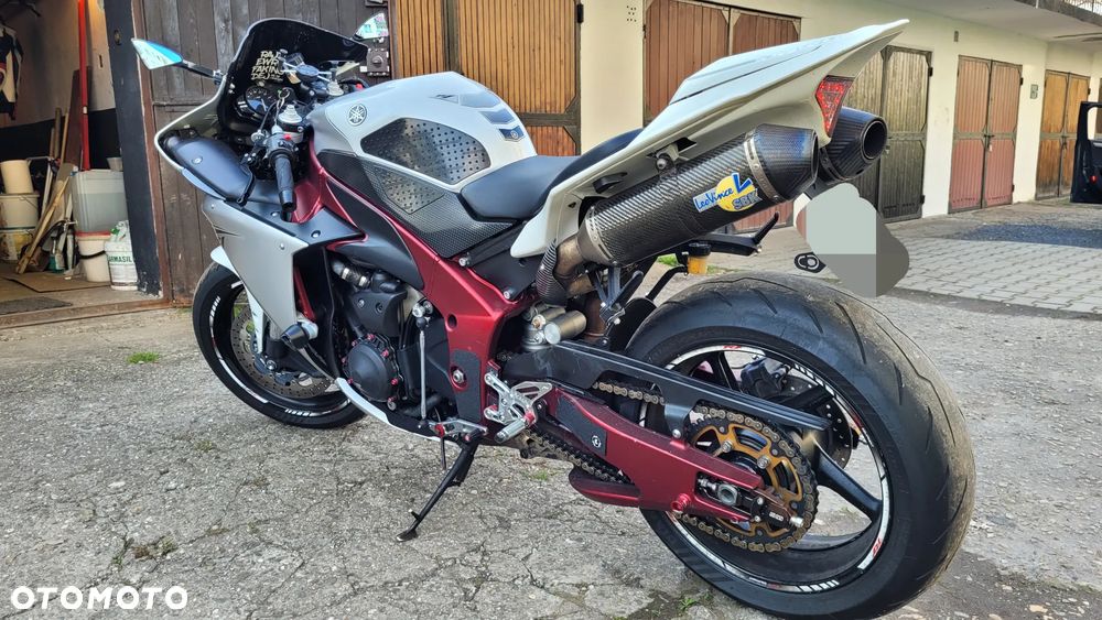 Yamaha R1 - 4