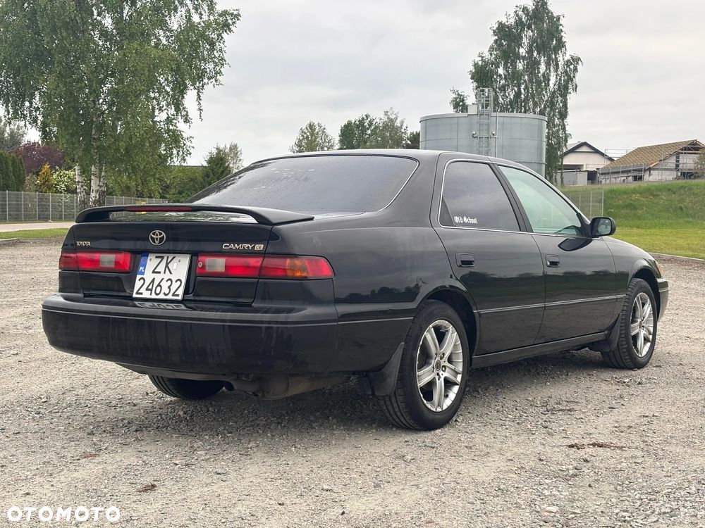 Toyota Camry - 4