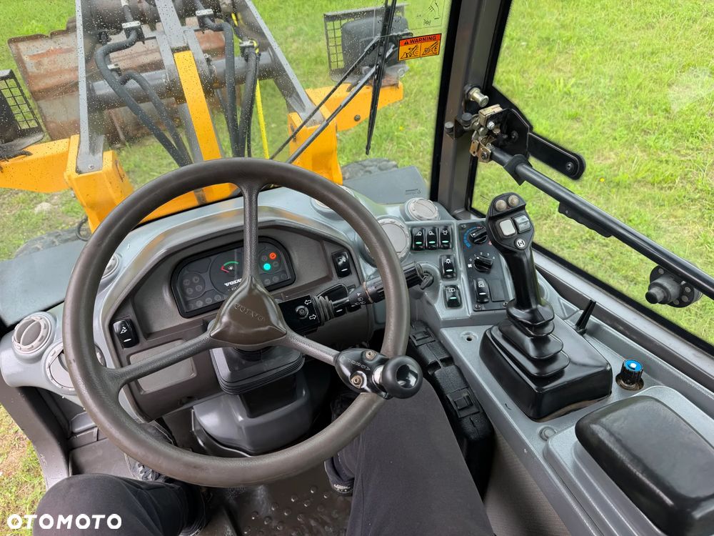 Volvo L25F Ładowarka Kołowa łamana 2015 rok. Jak Nowa! Oryginał łyżka i widły. Mocny silnik 4 cylindry. Zero luzów i wycieków. Aktualne Badania DEKRA BMWT. Wielka Okazja. Maszyna jak nowa z Salonu. 2600 mtg. Pochodzi z Norweskiego urzędu gminy. Dodatkowe linie Hydrauliczne. Szybka wolna Jazda Rewers Hydrostatic. Wersja Norwesk Mocne doświetlenie dodatkowe grzanie. kabina Ogrzewana wentylowana! Zmiana Osprzętu Hydrauliczna! pełne sterowanie z dżojstika! Opony jak Nowe. Podzespoły pomy suche, czytelne tabliczki! OKAZJA - 15