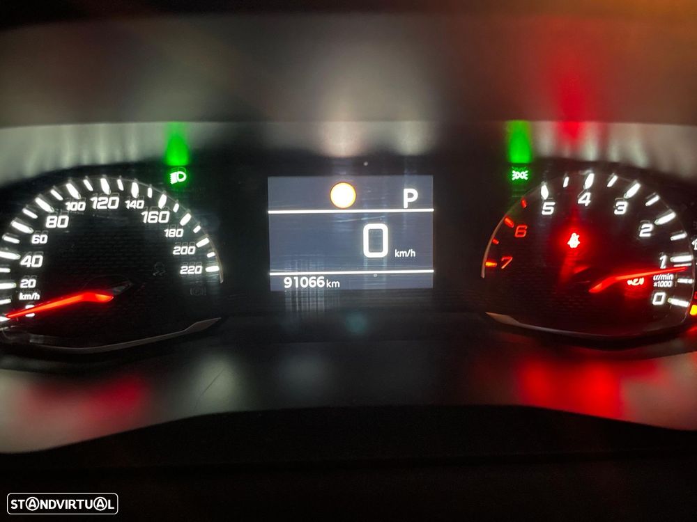 Peugeot 208 1.2 PureTech Allure EAT8 - 8