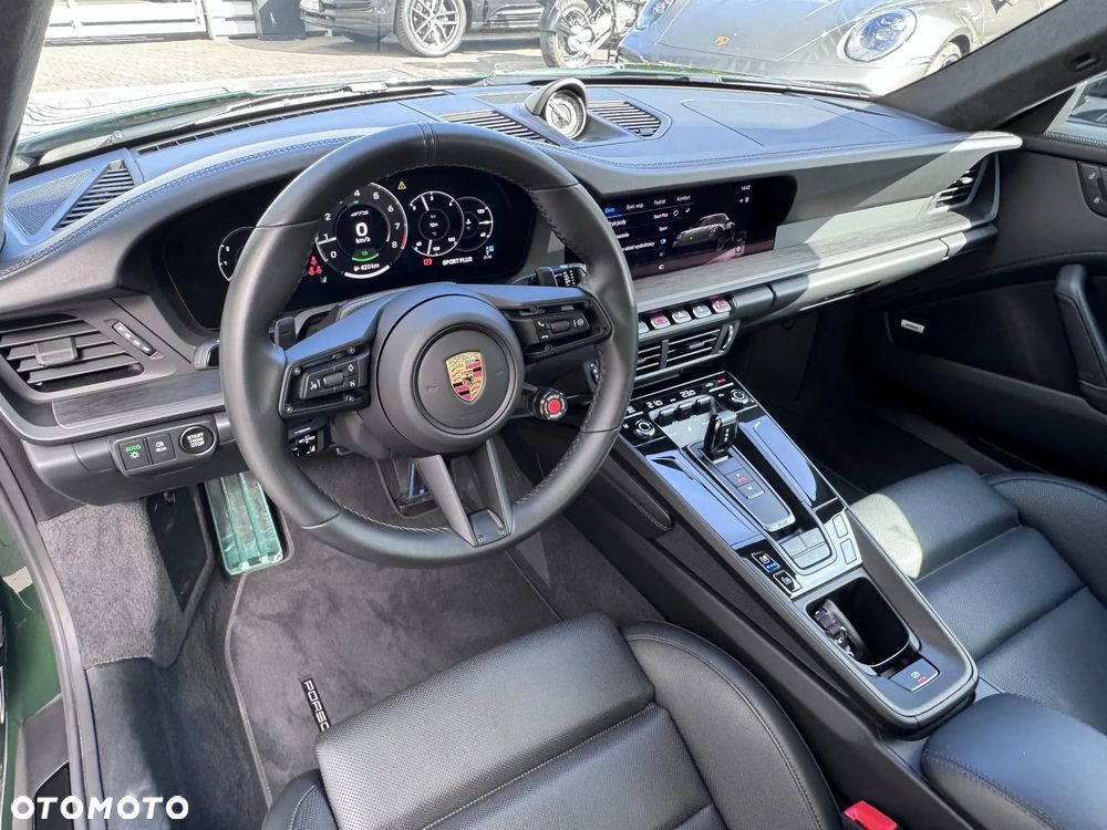 Porsche 911 Carrera 4 GTS - 29