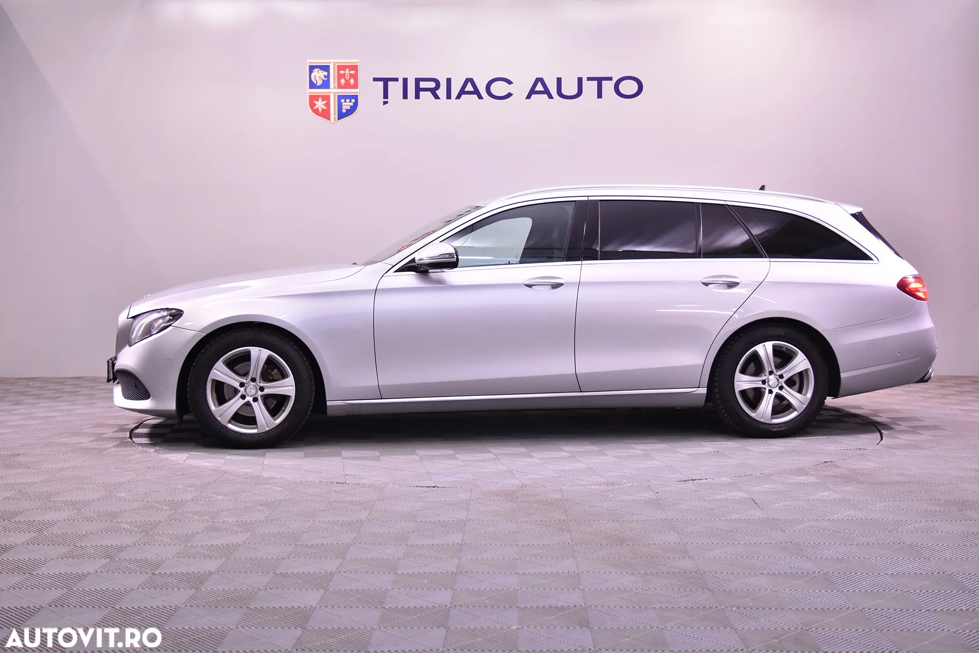 Mercedes-Benz E 220 d 4Matic T 9G-TRONIC - 2