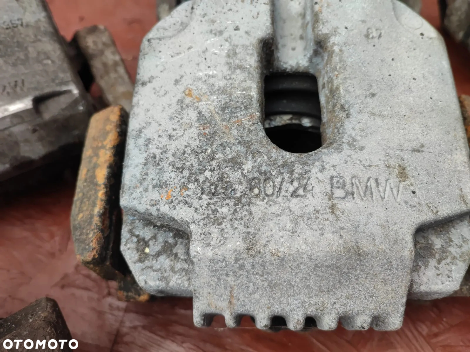 BMW E60 / E60 LCI / E61 / E61 LCI / E63 / E63 LCI / E64 / E64 LCI / E65 / E66. ORYGINALNE ZACISKI HAMULCOWE + JARZMA DO SILNIKÓW GAMY M57D25 / M47D20 / M54B22 / M54B25 POD TARCZĘ HAMULCOWĄ PRZÓD 310MM / TYŁ 320MM. O NR: 6 753 659 / 6 753 660 / 6 765 909 / 6 765 910 OEM. SPRAWNE W 100%. - 10