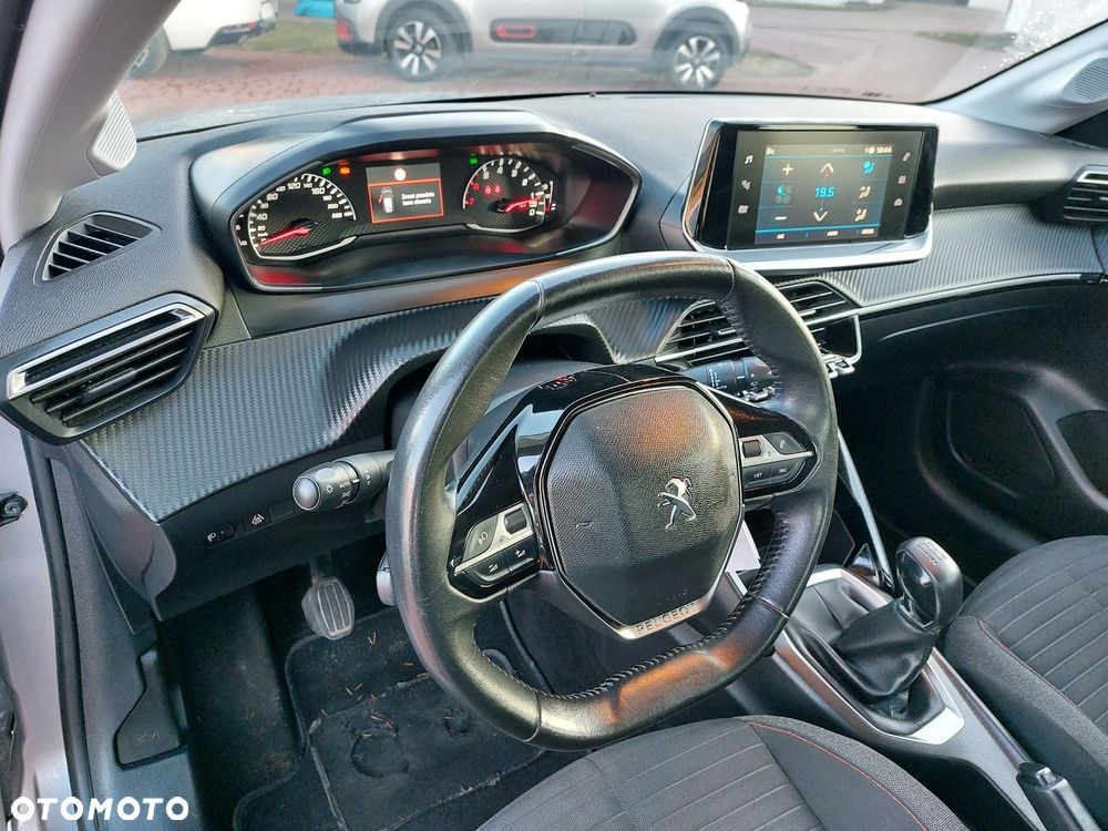 Peugeot 208 - 13