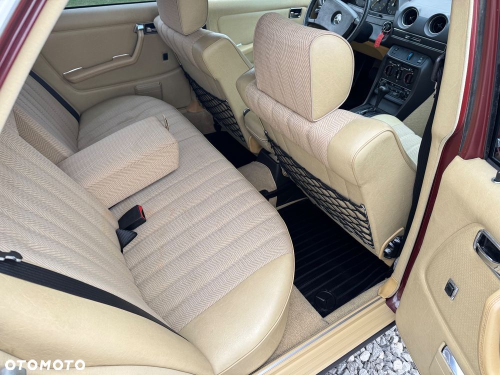 Mercedes-Benz W123 - 40