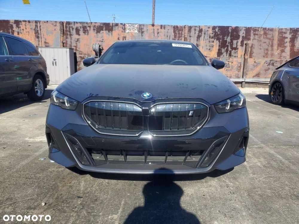 BMW i5 - 5