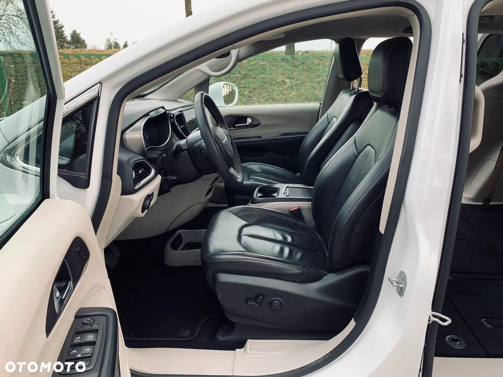 Chrysler Pacifica - 17