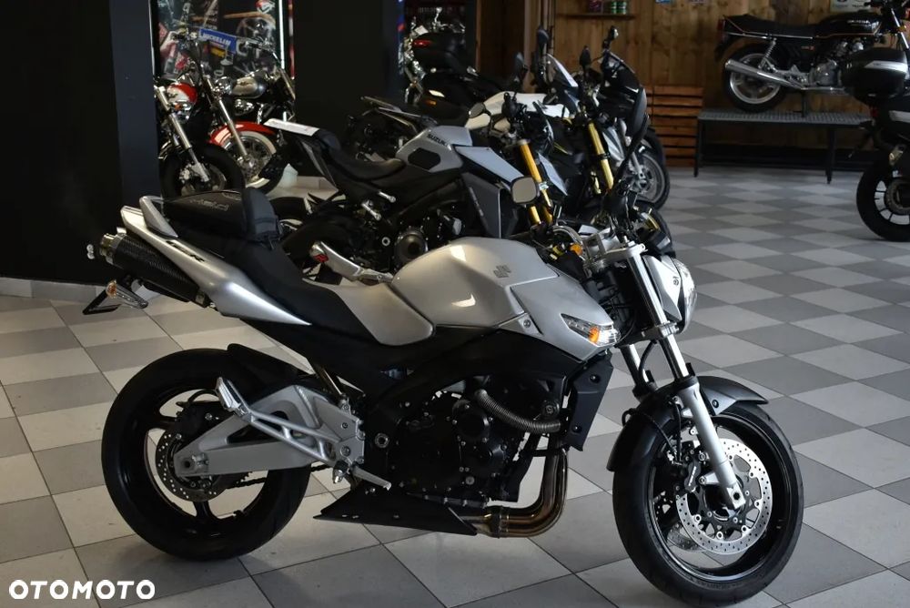 Suzuki GSR - 41