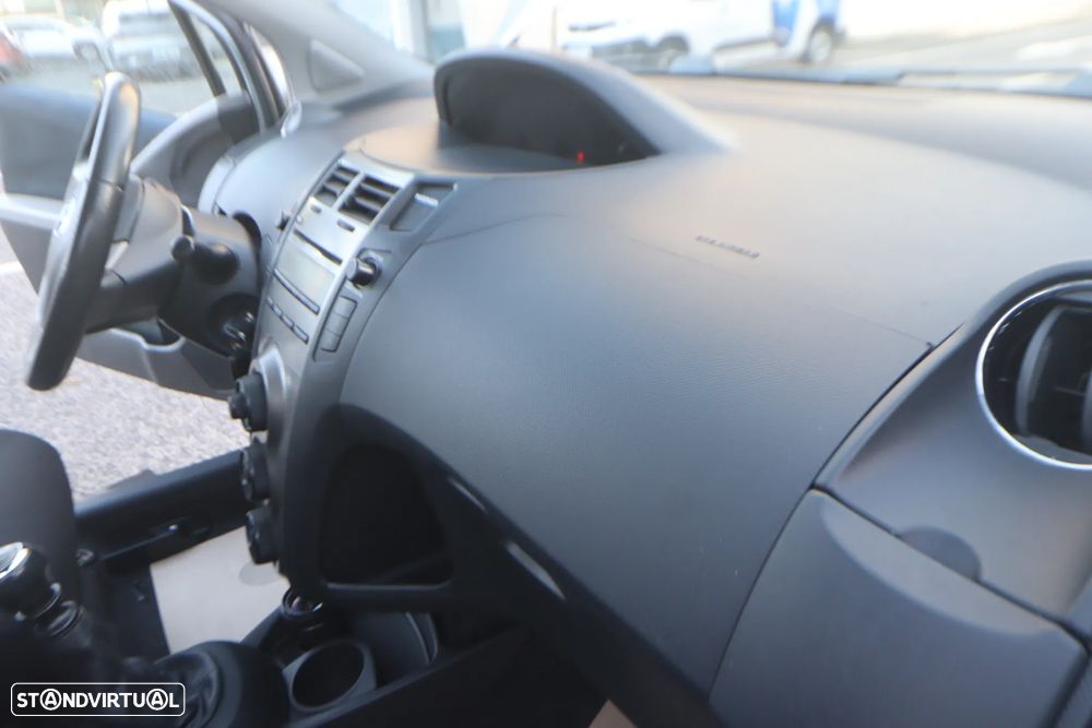 Toyota Yaris 1.3 VVT-i Sol High Pack VSC+TRC - 25