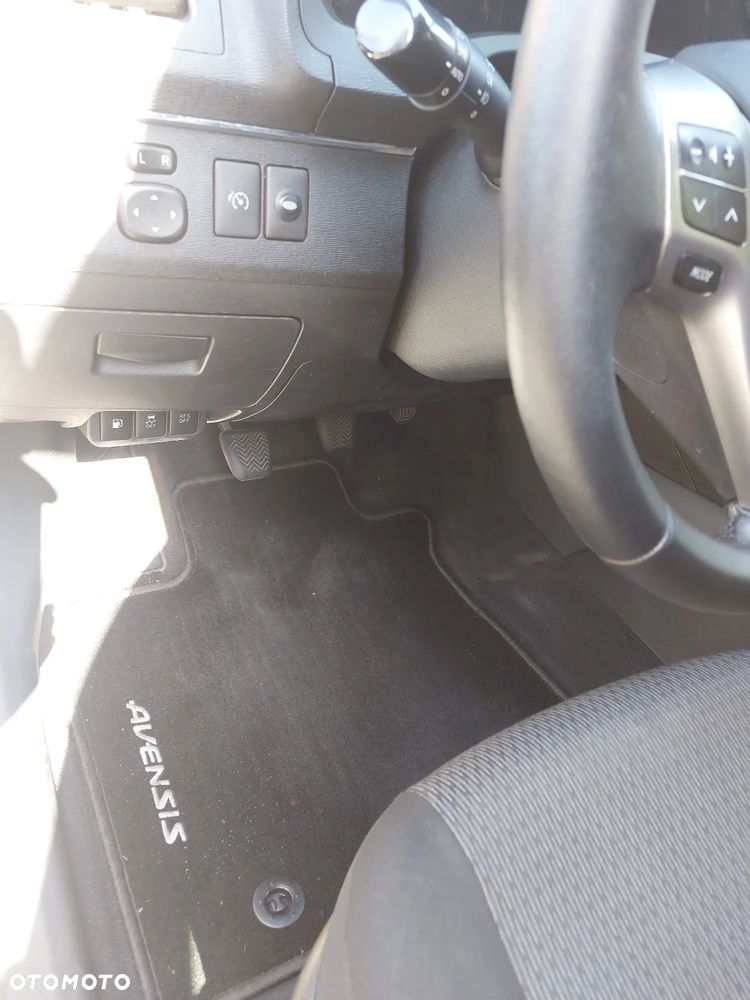 Toyota Avensis - 18