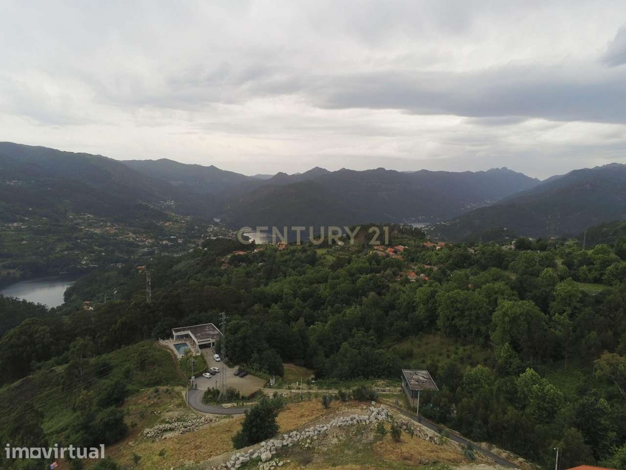 Terreno Único com 2.500 m² e Vistas Deslumbrantes sobre o Rio – Gerês - Grande imagem: 2/18