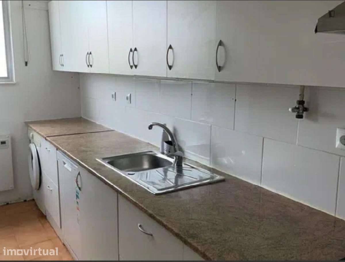 Quarto - localizado em Matosinhos Porto - Grande imagem: 4/5