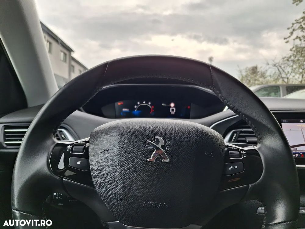 Peugeot 308 1.2 L PureTech Turbo Allure - 21