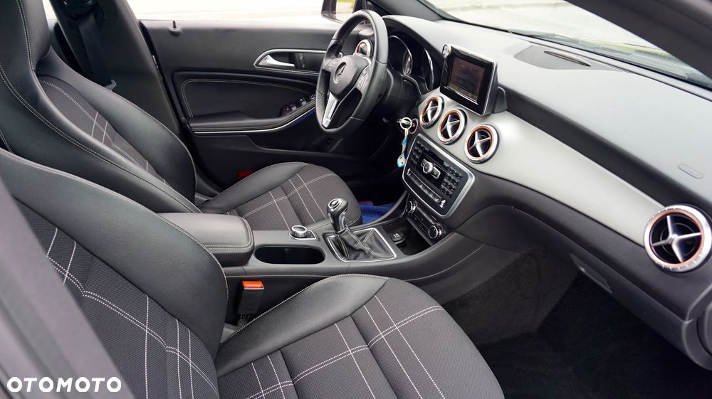 Mercedes-Benz CLA 180 AMG Line - 5