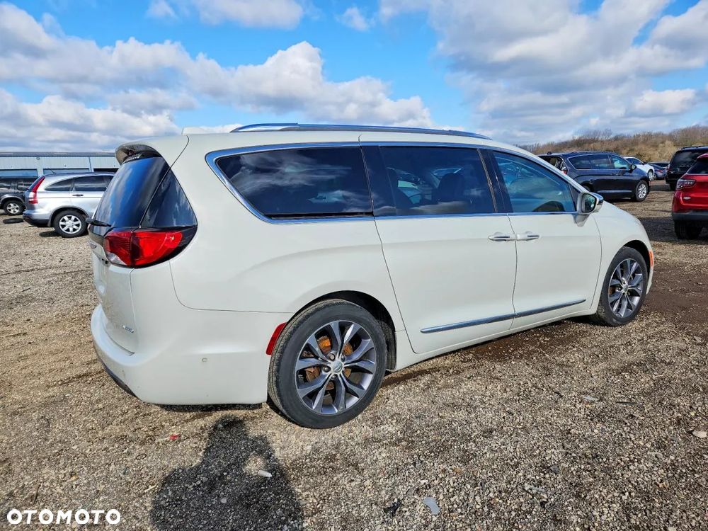 Chrysler Pacifica - 4