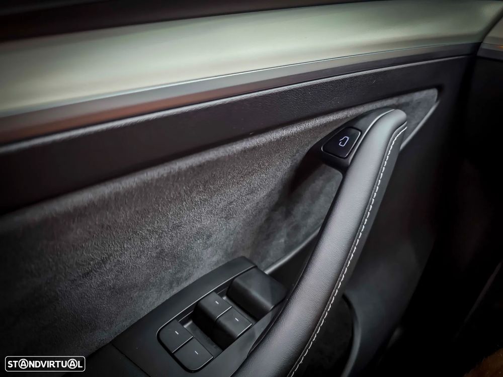 Tesla Model Y Long Range Dual Motor AWD - 24