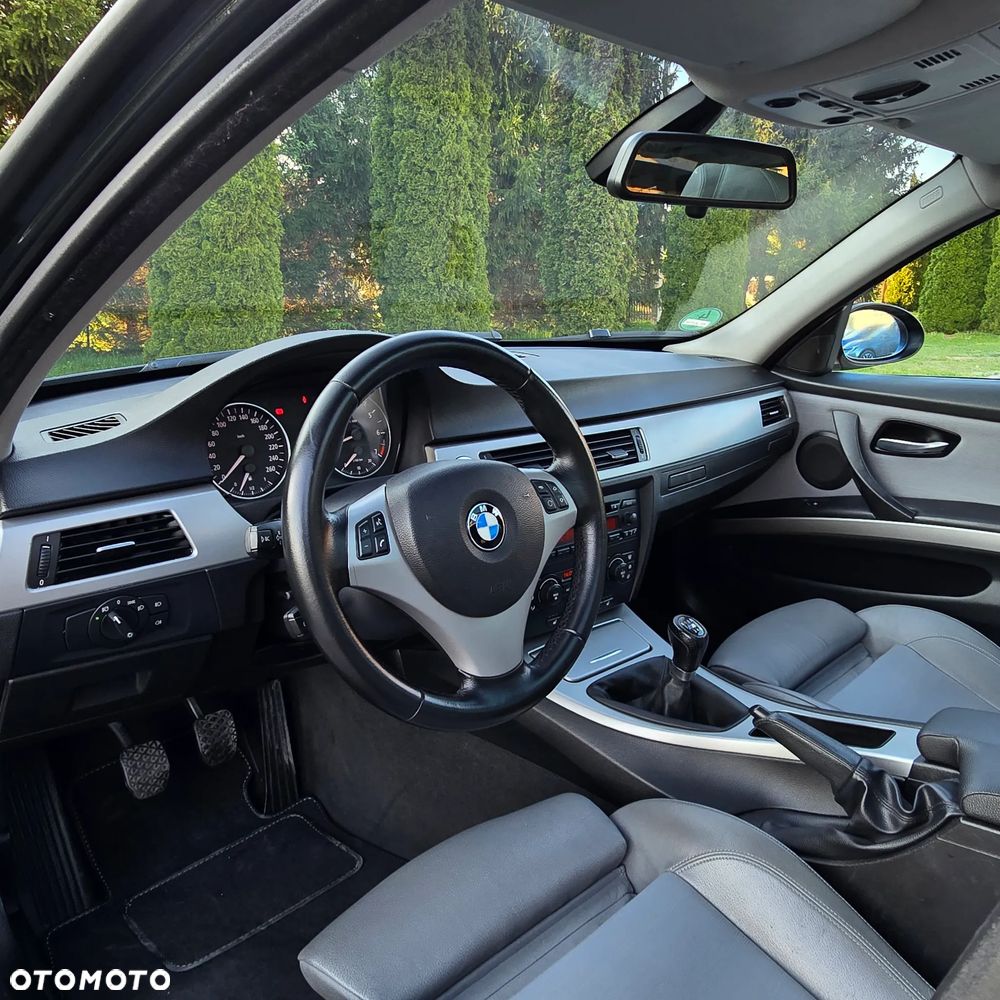 BMW Seria 3 320i Touring - 26